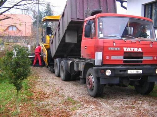 Asfaltování silnice 1